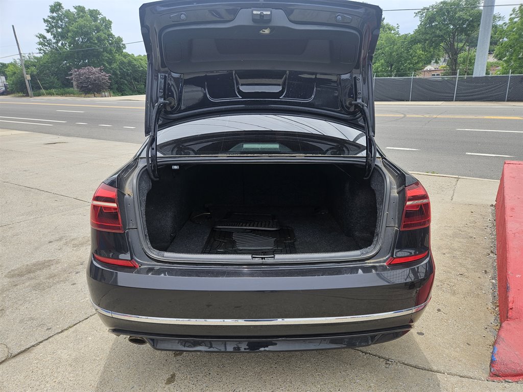 2018 Volkswagen Passat R-Line photo