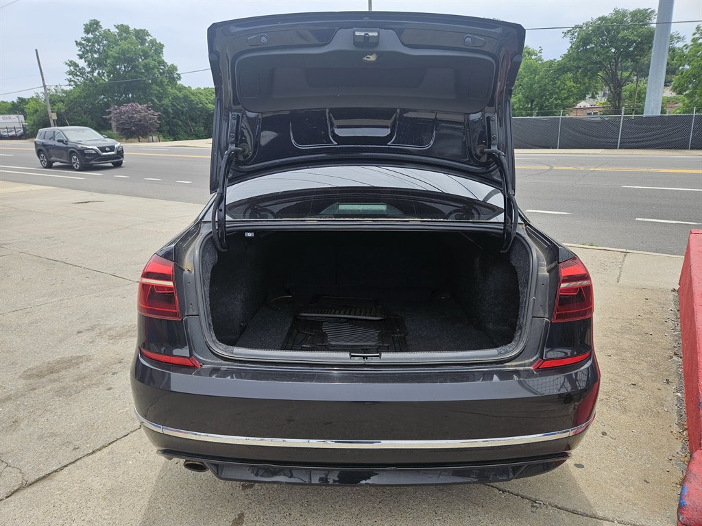2018 Volkswagen Passat R-Line photo
