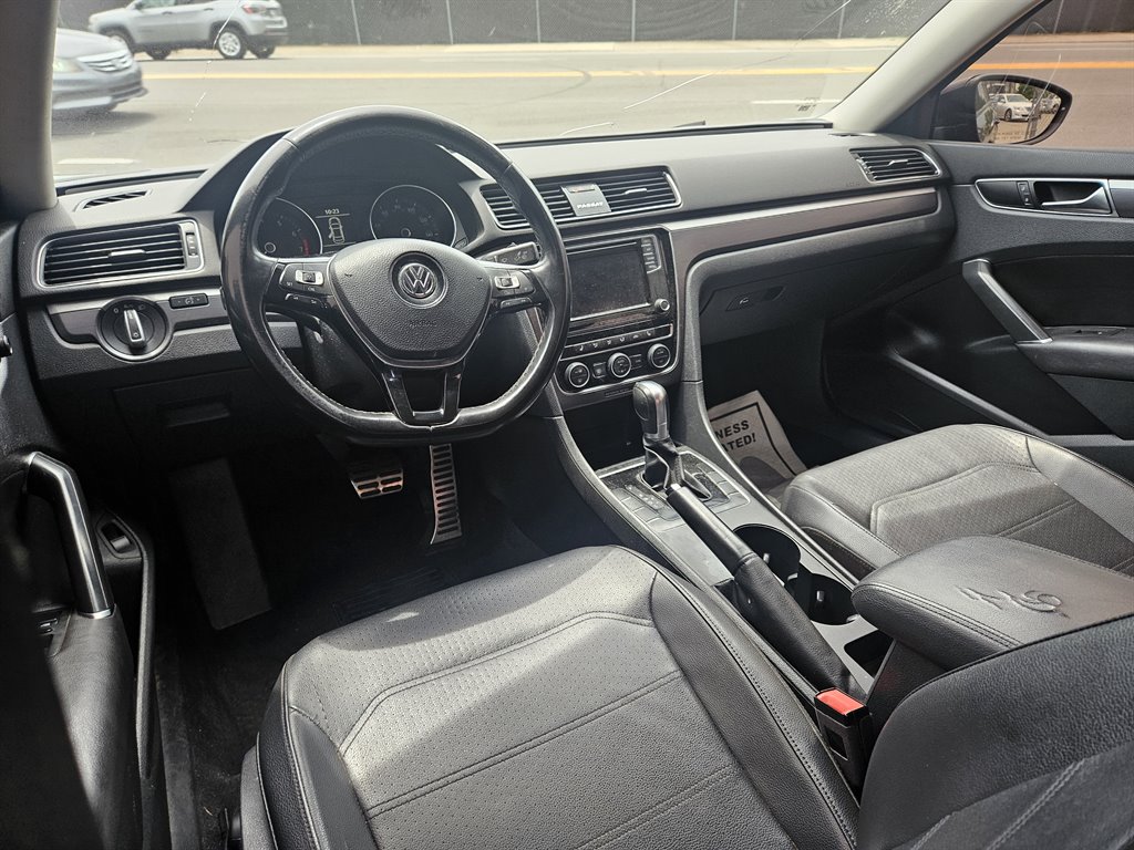 2018 Volkswagen Passat R-Line photo