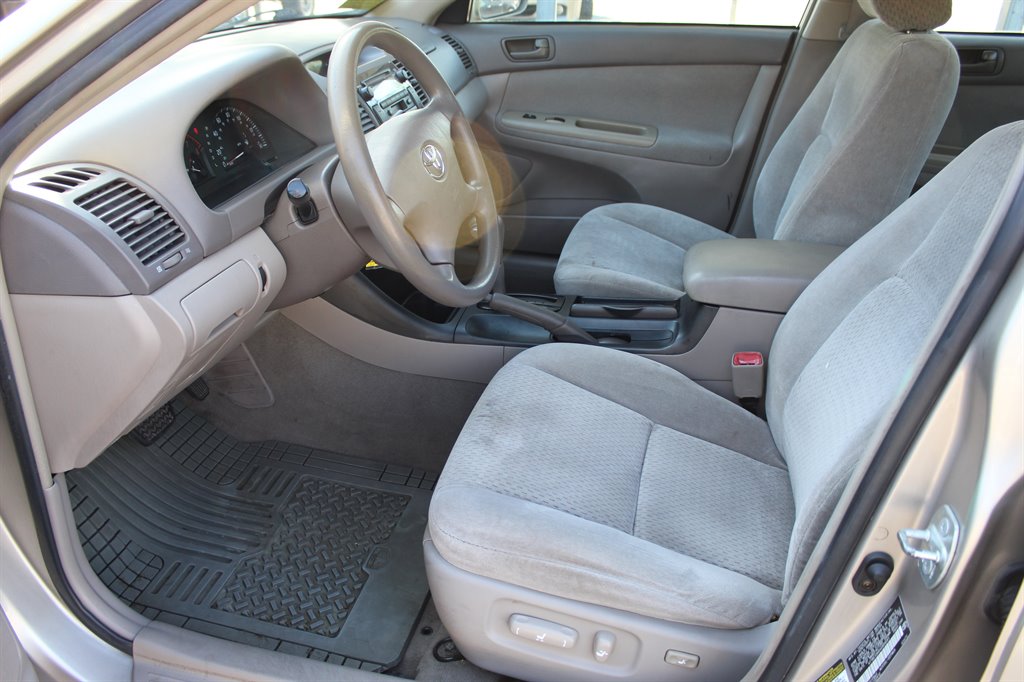 2004 Toyota Camry LE photo