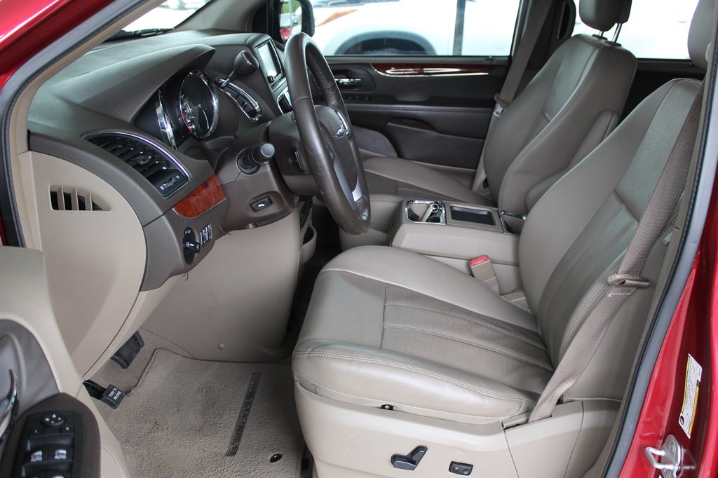 2013 Chrysler Town & Country - $8,500