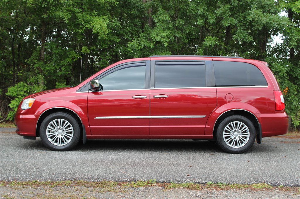 2013 Chrysler Town & Country - $8,500