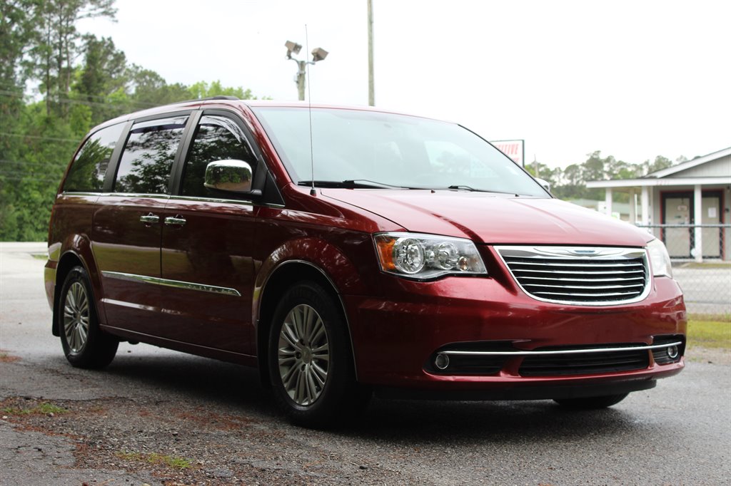 2013 Chrysler Town & Country - $8,500