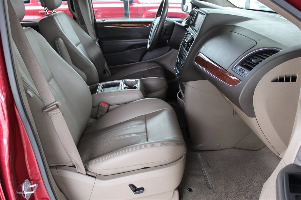 2013 Chrysler Town & Country - $8,500