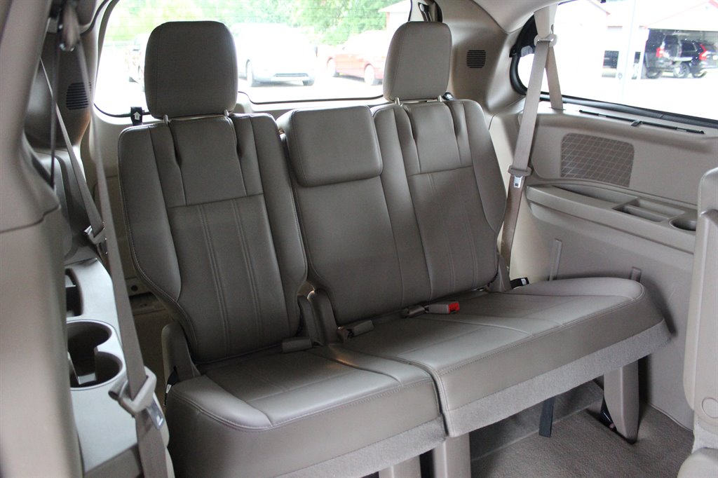 2013 Chrysler Town & Country - $8,500