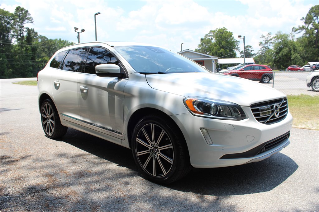 2016 Volvo XC60 - $9,800