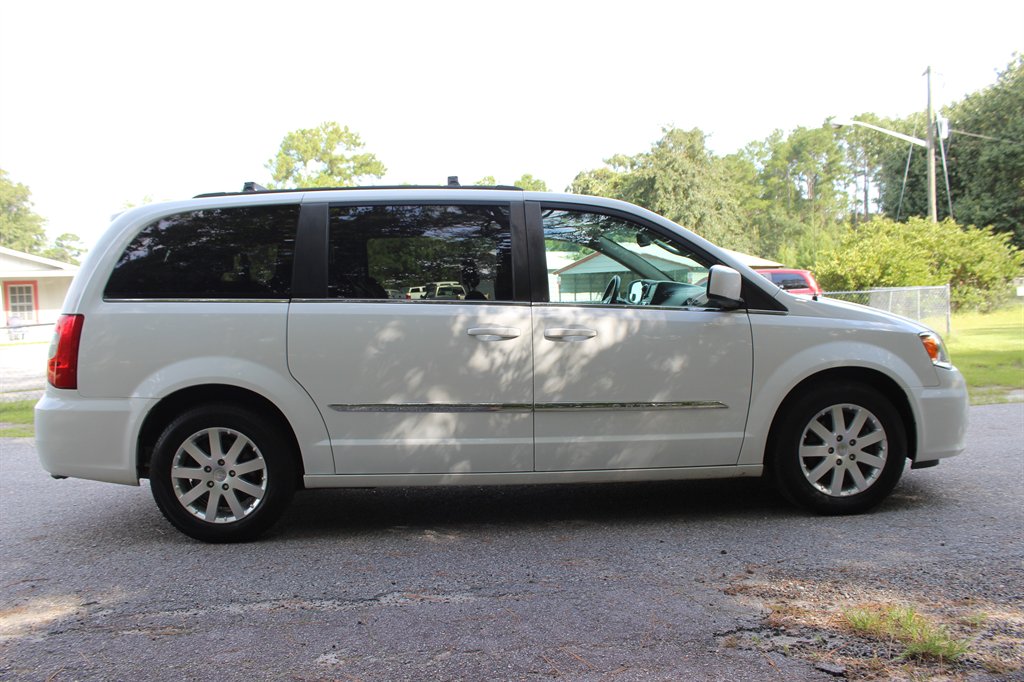 2016 Chrysler Town And Country - $7,500