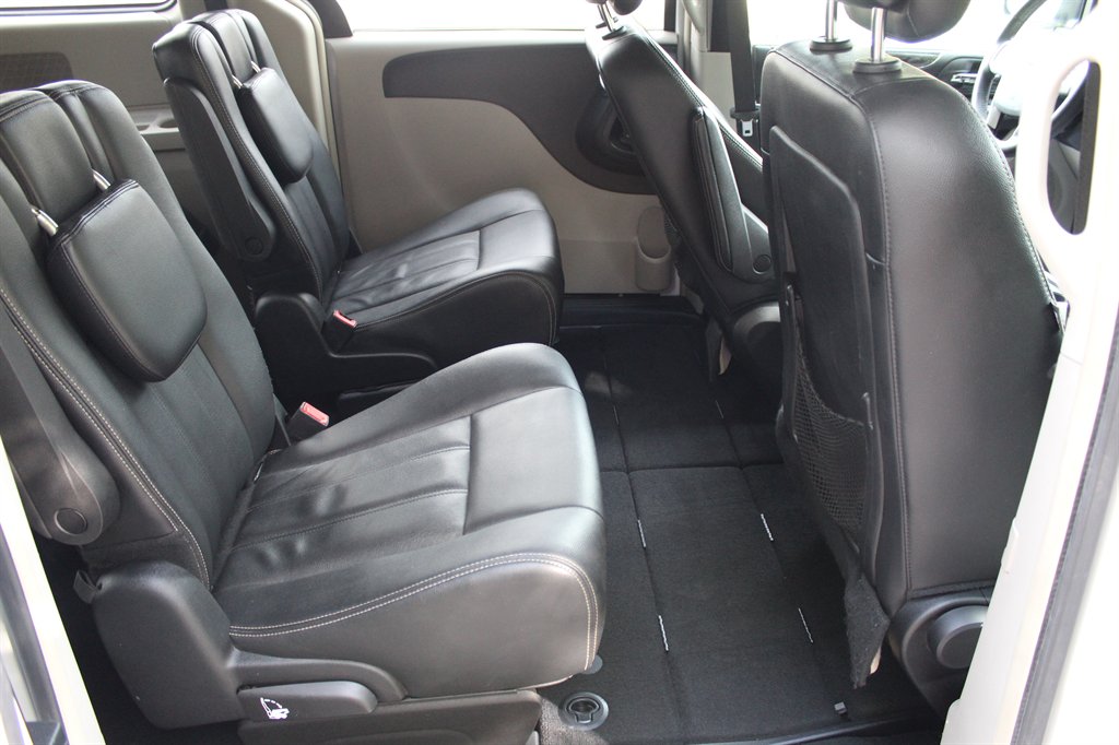 2016 Chrysler Town And Country - $7,500
