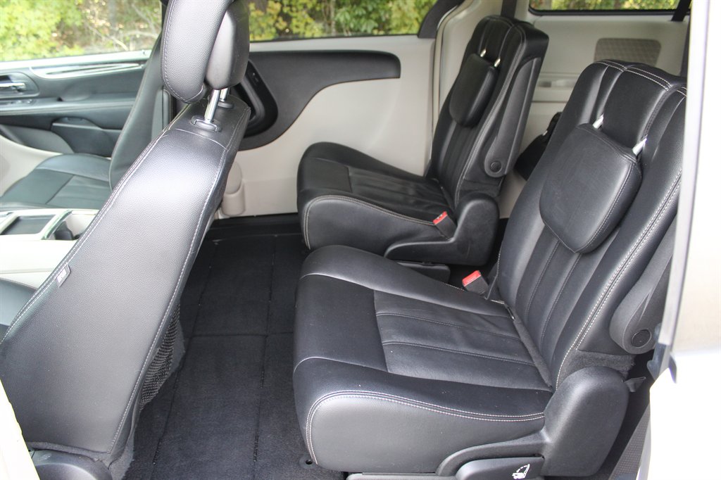2016 Chrysler Town And Country - $7,500