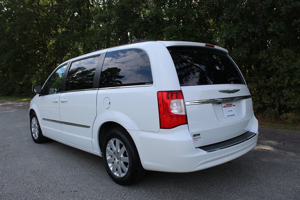 2016 Chrysler Town And Country - $7,500