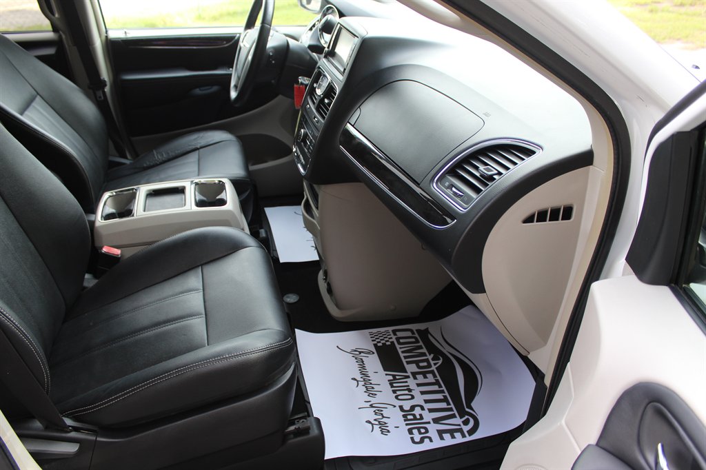 2016 Chrysler Town And Country - $7,500