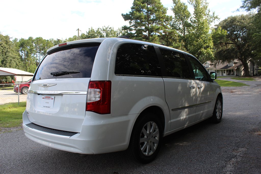 2016 Chrysler Town And Country - $7,500