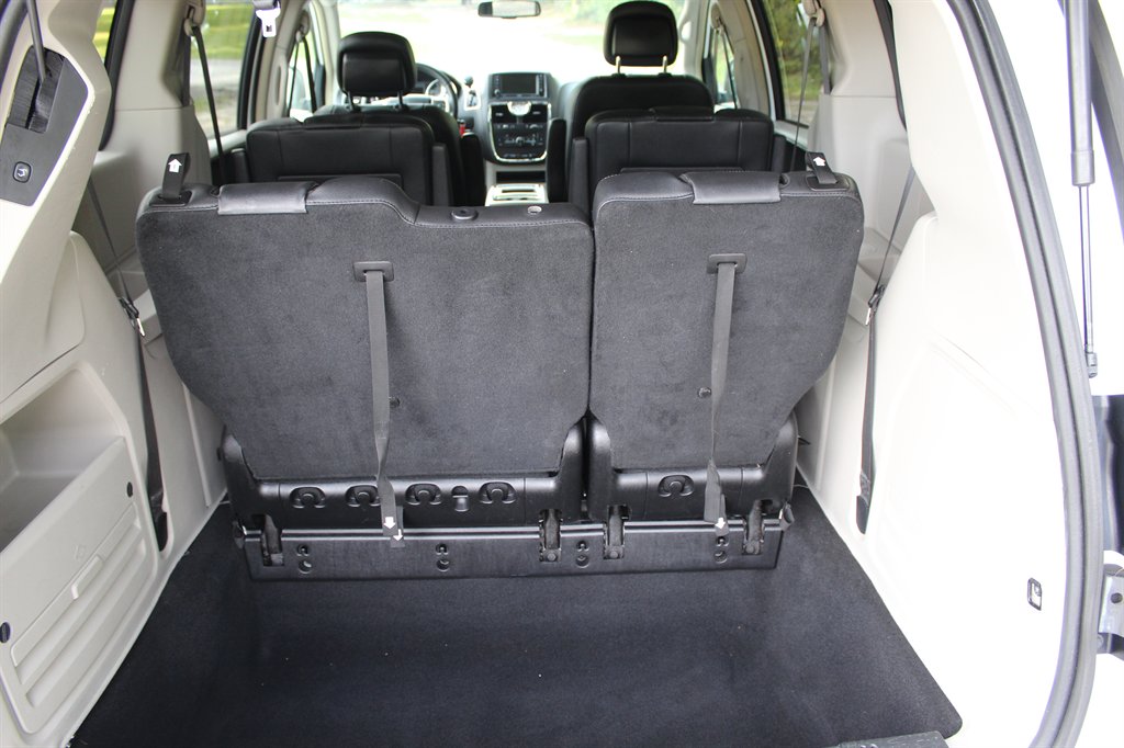 2016 Chrysler Town And Country - $7,500