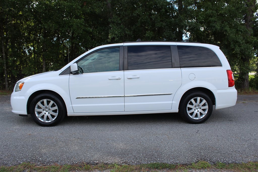 2016 Chrysler Town And Country - $7,500