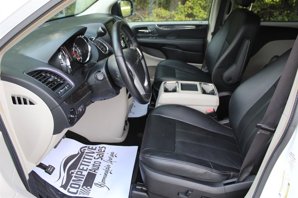 2016 Chrysler Town And Country - $7,500