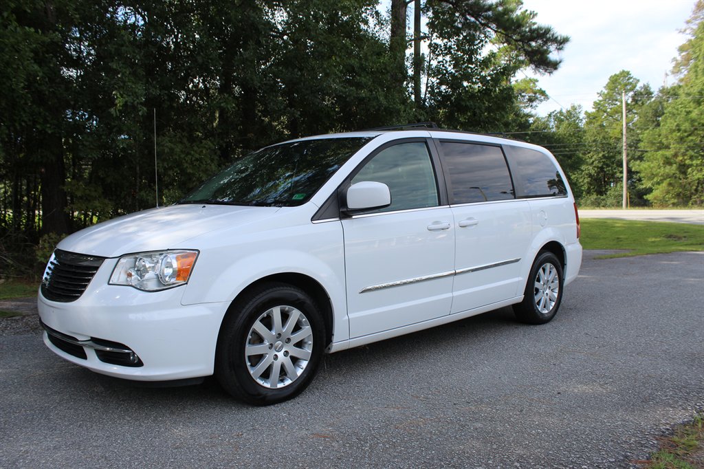 2016 Chrysler Town And Country - $7,500