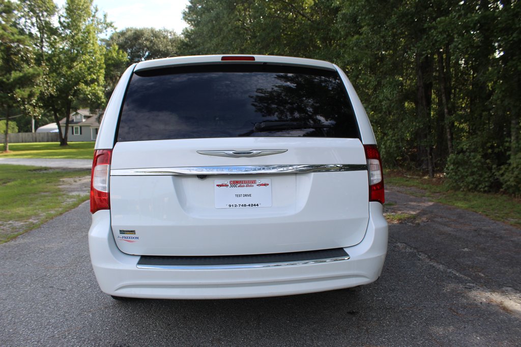 2016 Chrysler Town And Country - $7,500