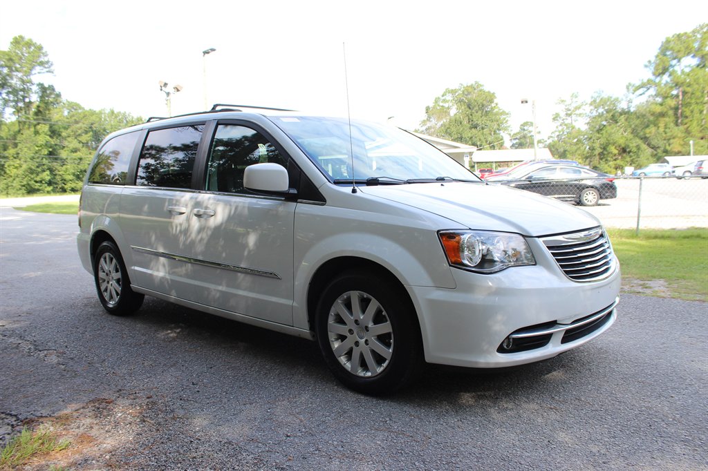 2016 Chrysler Town And Country - $7,500