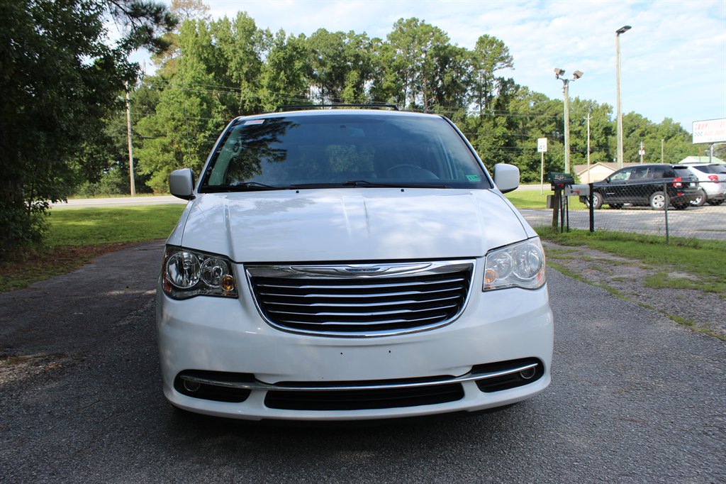 2016 Chrysler Town And Country - $7,500