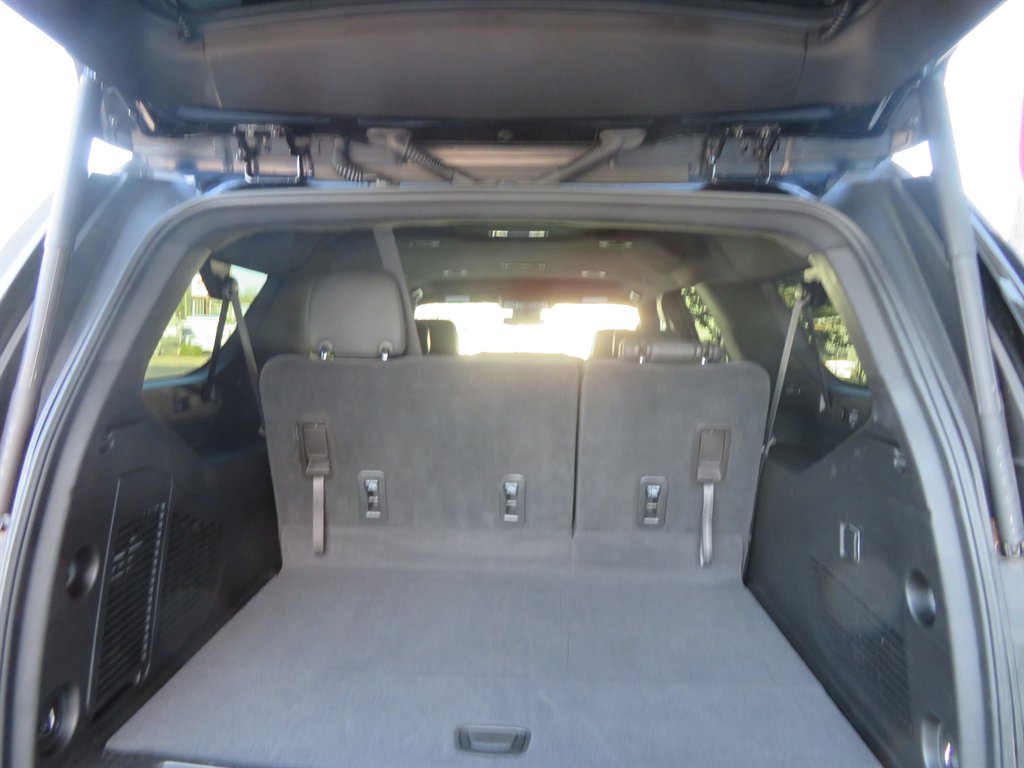 2023 Chevrolet Suburban 1500 LT photo