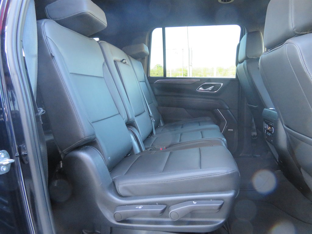 2023 Chevrolet Suburban 1500 LT photo