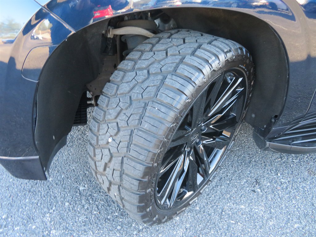 2023 Chevrolet Suburban 1500 LT photo
