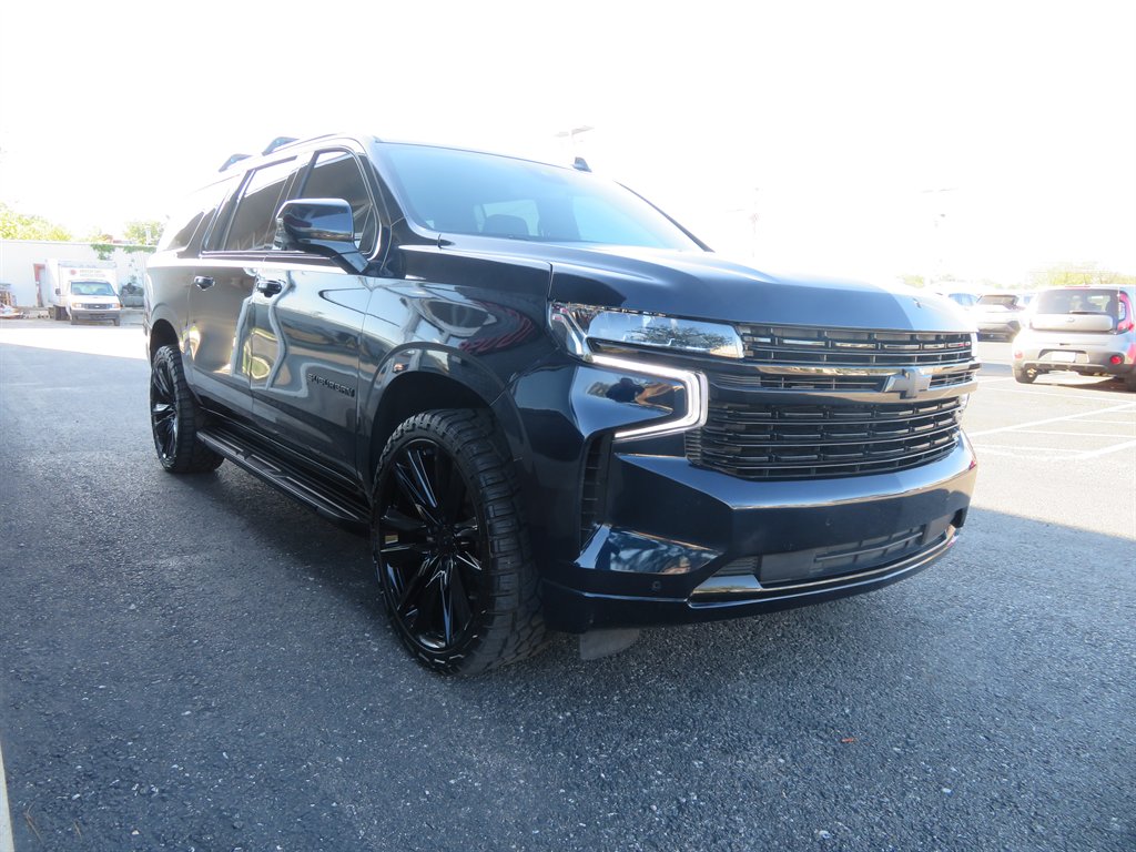 2023 Chevrolet Suburban 1500 LT photo