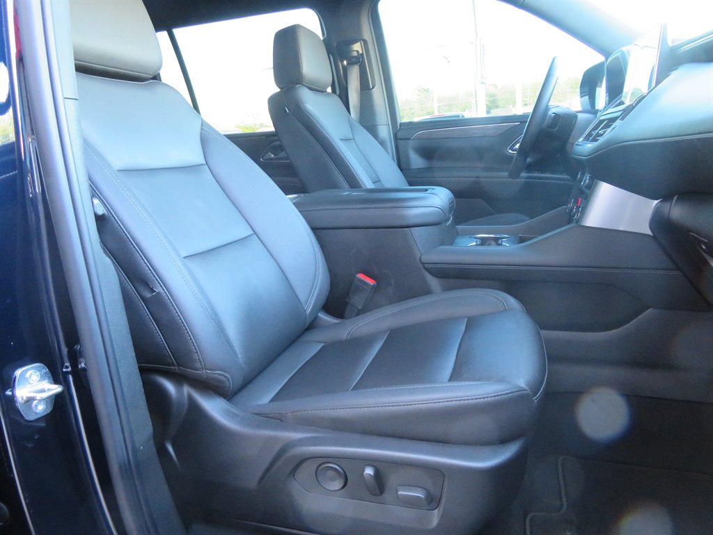 2023 Chevrolet Suburban 1500 LT photo