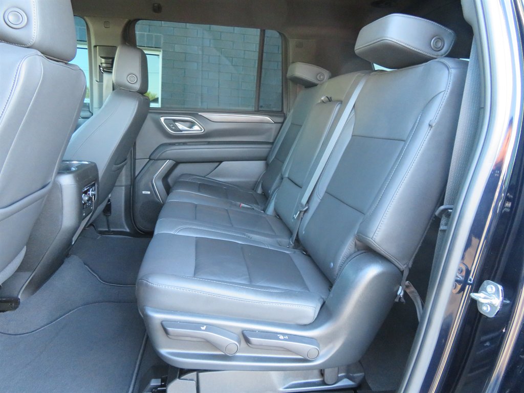 2023 Chevrolet Suburban 1500 LT photo