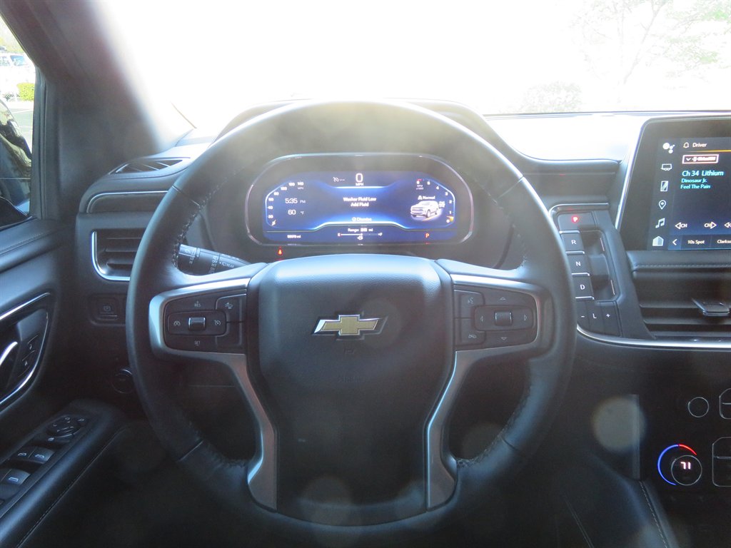 2023 Chevrolet Suburban 1500 LT photo