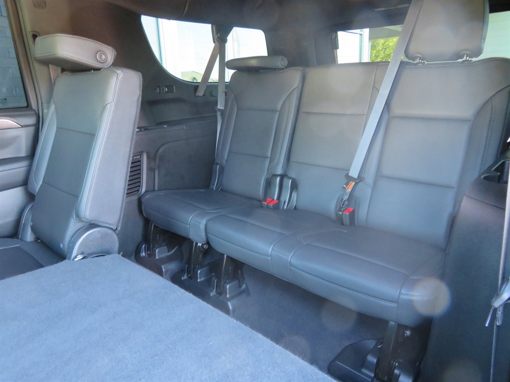2023 Chevrolet Suburban 1500 LT photo