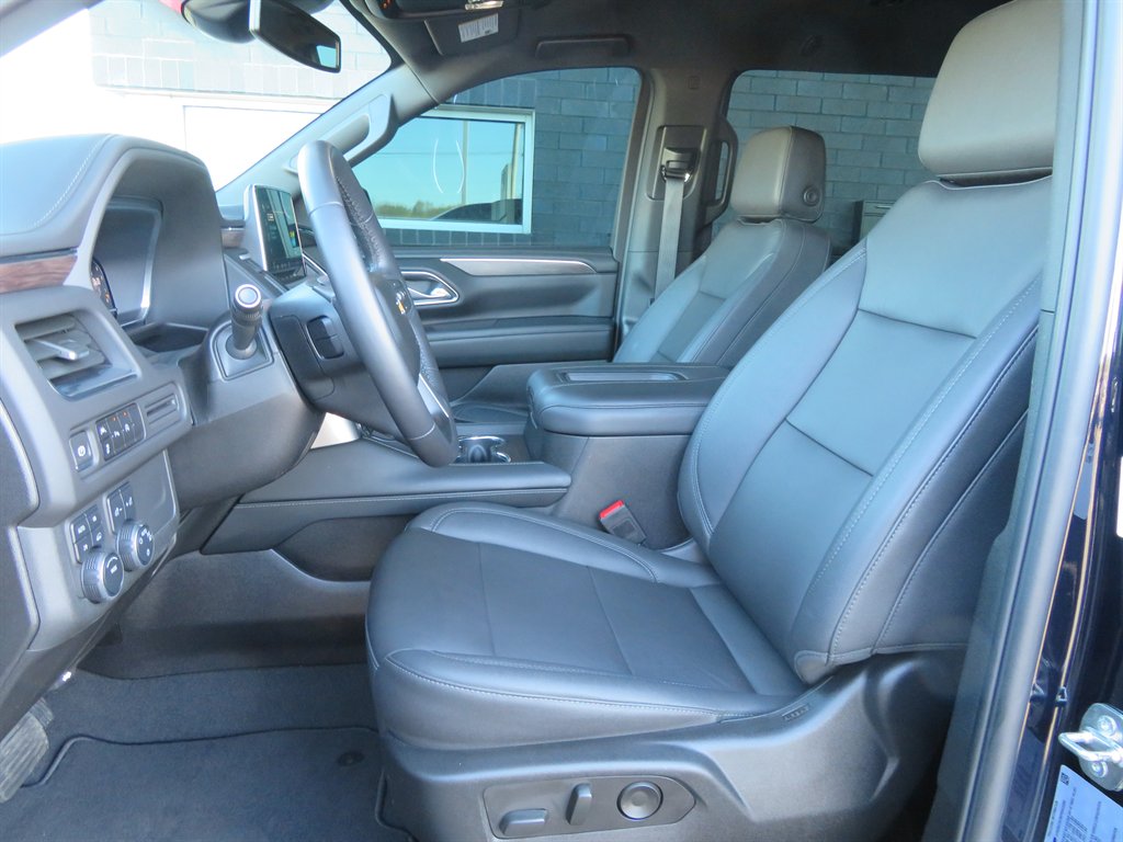2023 Chevrolet Suburban 1500 LT photo