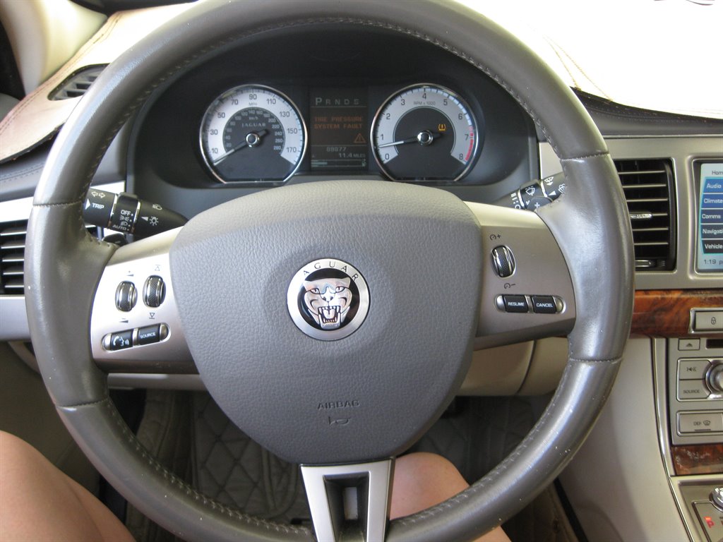 2010 Jaguar XF Premium Luxury photo