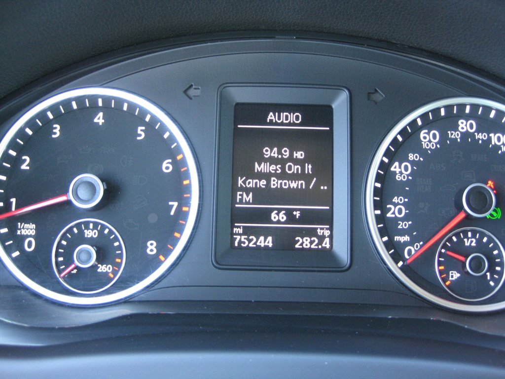 2017 Volkswagen Tiguan Sport With Navigatio photo