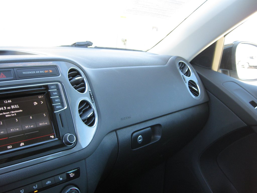 2017 Volkswagen Tiguan Sport With Navigatio photo