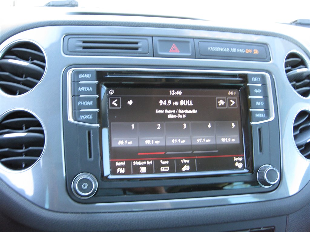 2017 Volkswagen Tiguan Sport With Navigatio photo