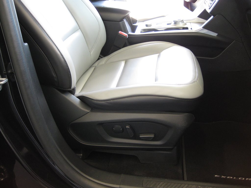 2021 Ford Explorer XLT-202a With Sport  photo