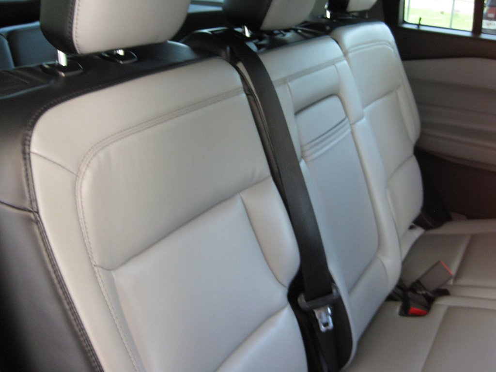 2021 Ford Explorer XLT-202a With Sport  photo