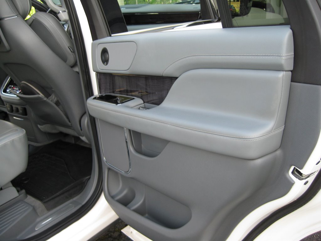2019 Lincoln Navigator Select With Pano SUN photo