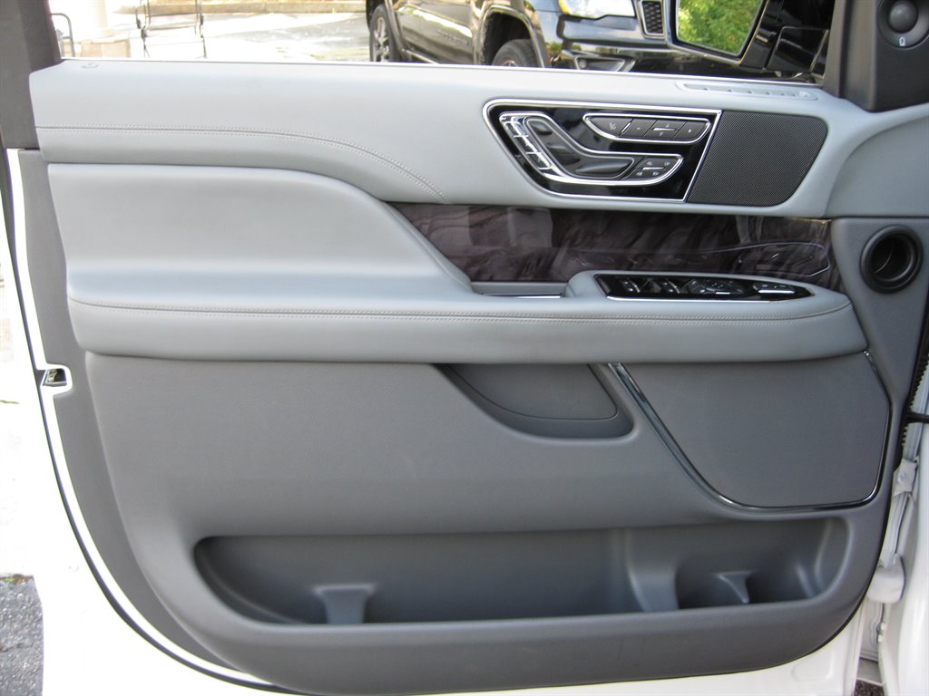 2019 Lincoln Navigator Select With Pano SUN photo