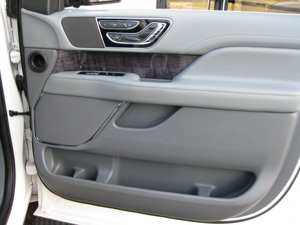 2019 Lincoln Navigator Select With Pano SUN photo