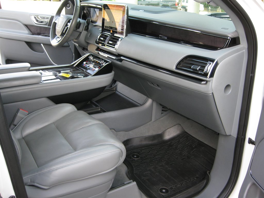 2019 Lincoln Navigator Select With Pano SUN photo