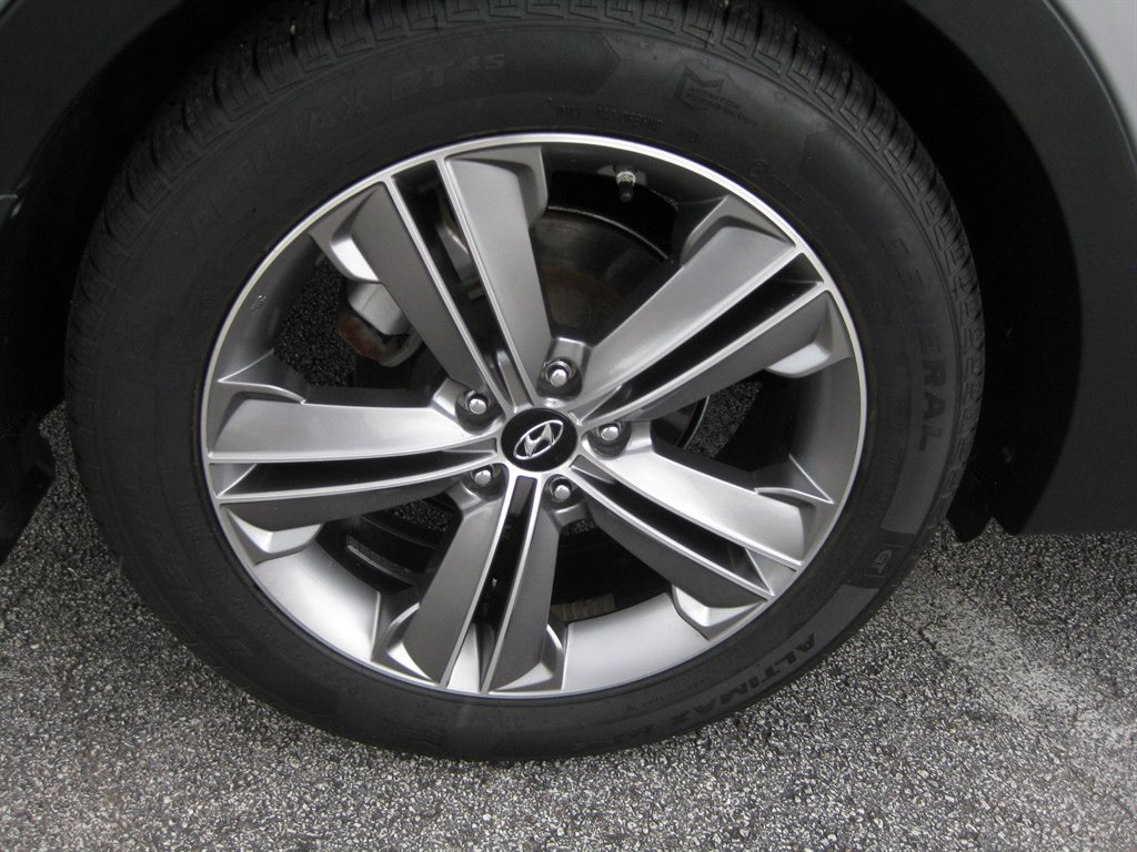 2015 Hyundai Santa FE - $8,950