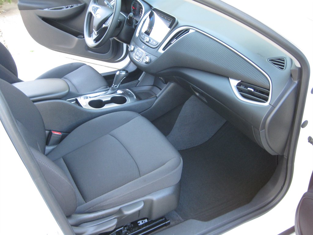 2019 Chevrolet Malibu - $11,500