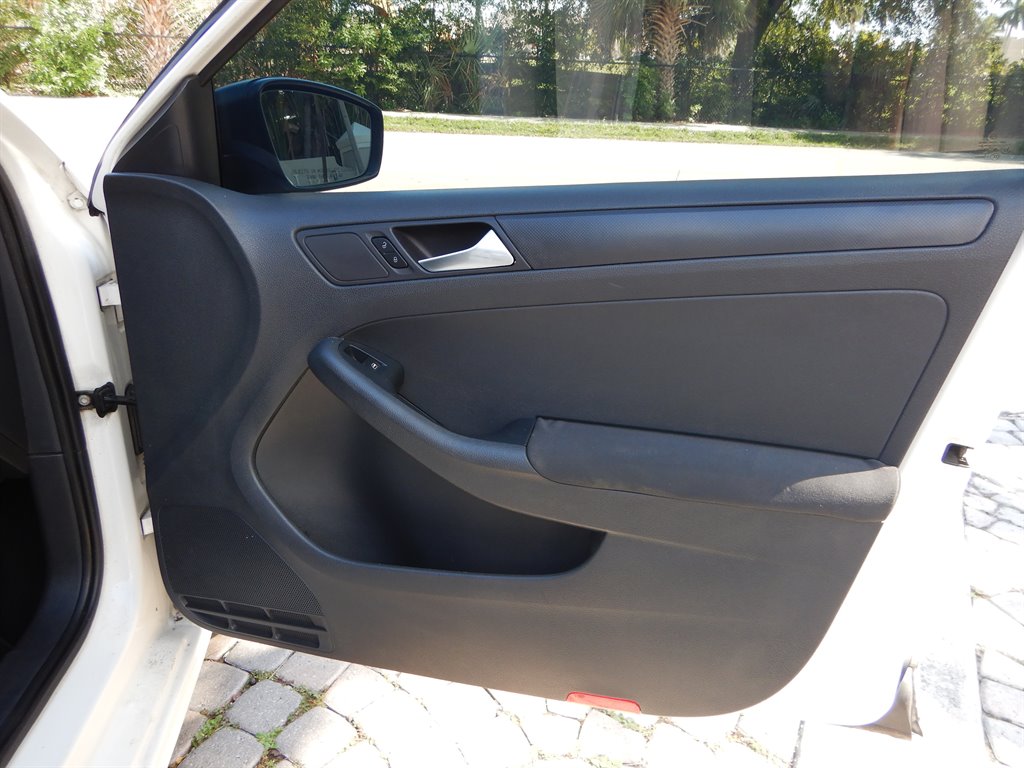 2012 Volkswagen Jetta - $4,600