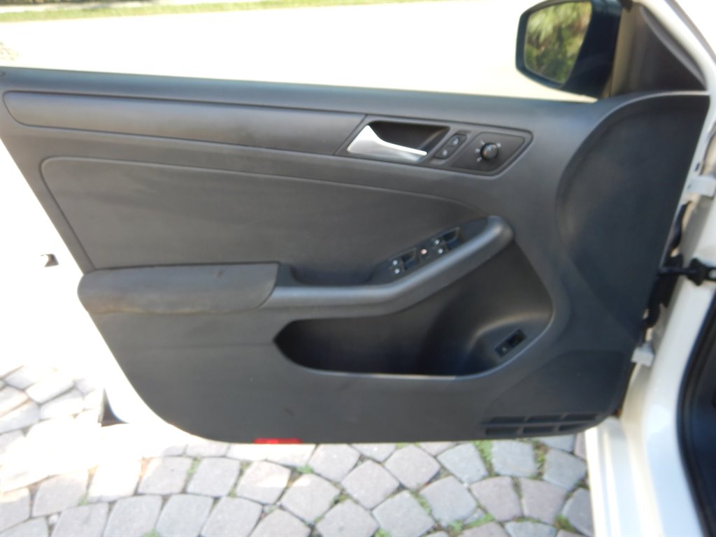2012 Volkswagen Jetta - $4,600