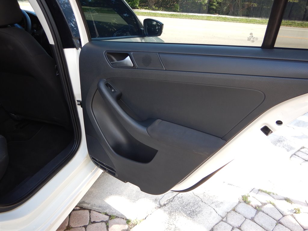 2012 Volkswagen Jetta - $4,600