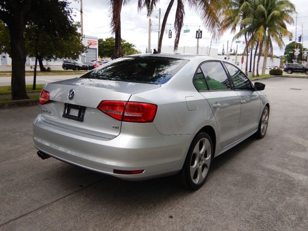 2015 Volkswagen Jetta - $8,950