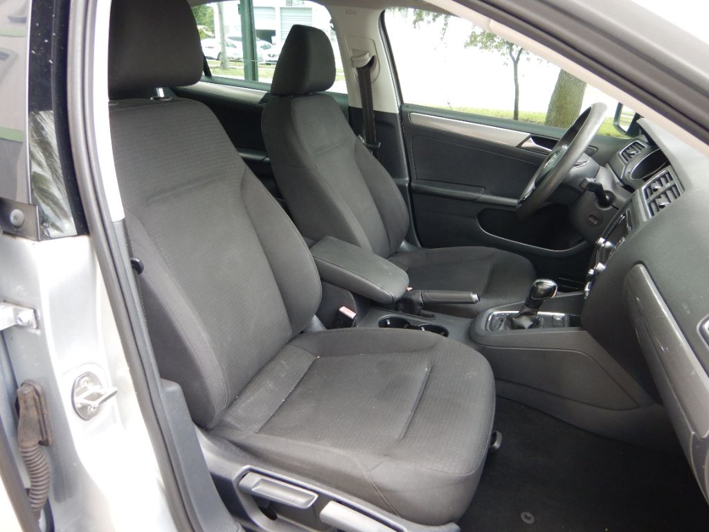 2015 Volkswagen Jetta - $8,950