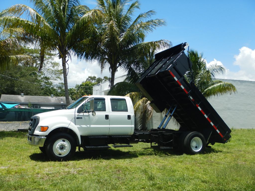 2006 Ford F750 - $27,950
